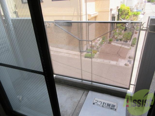 バルコニー　日当たりのいいバルコニーで洗濯物を干してください。
