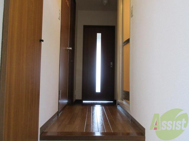玄関　玄関を開けたらすぐにお部屋ではないので急な来客でも安心です