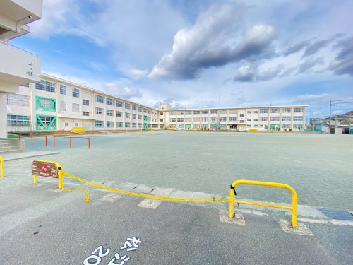 小学校　松阪市立松江小学校（小学校）まで670m
