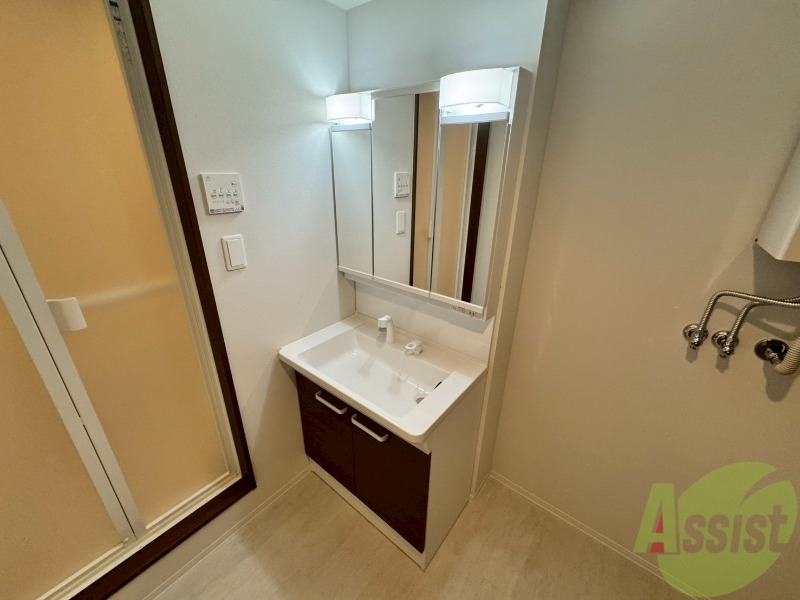洗面設備　収納も豊富で使い勝手の良い洗面化粧台です。