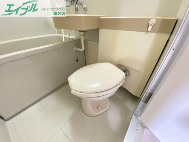 トイレ　同物件別部屋の写真です