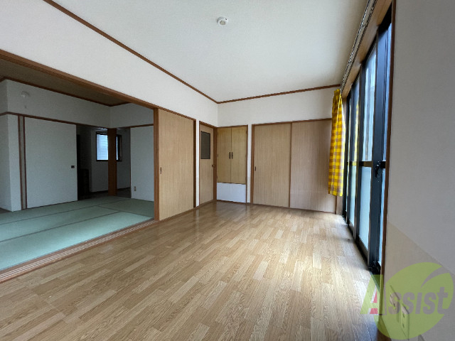 居室・リビング　陽当たりが良く、広々として過ごしやすそうです。