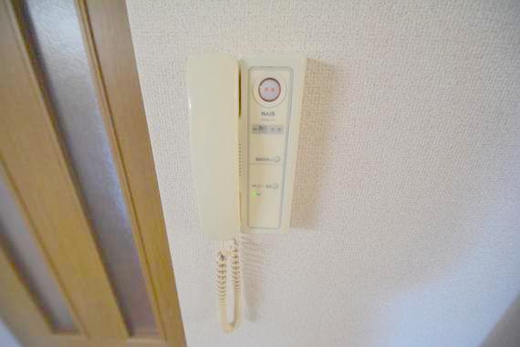 セキュリティ　インターホンで突然の来訪者を事前にチェック