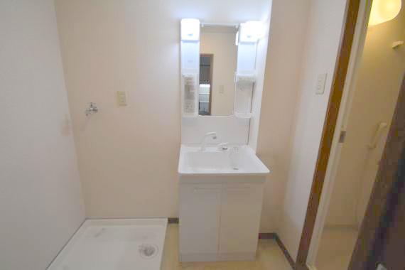 洗面設備　身支度が出来る独立洗面台です。