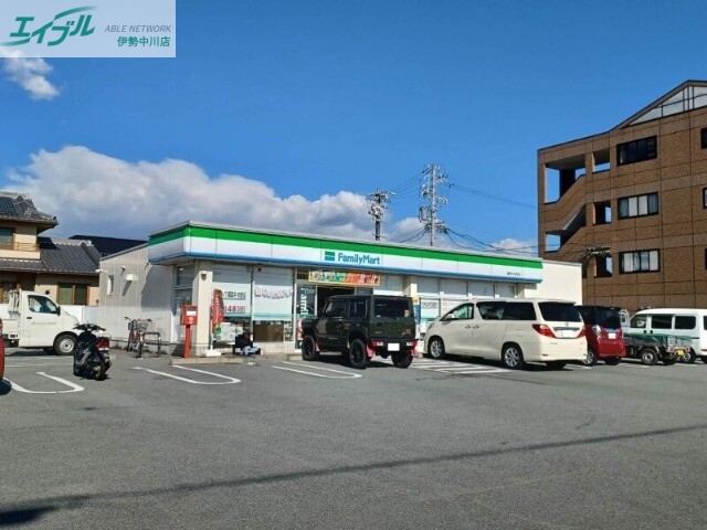 コンビニ　ファミリーマート嬉野中川新町店（コンビニ）まで185m