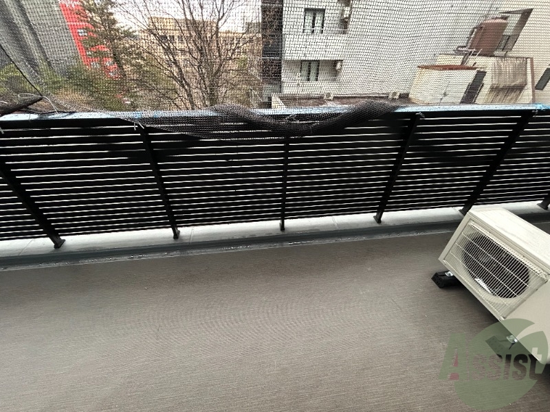 バルコニー　バルコニーは広々としており、洗濯物を干せそうですね。