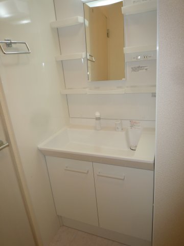 洗面設備　独立洗面台あり、毎朝おしゃれに忙しい女性の方におすすめです