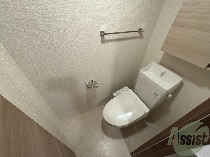 トイレ　トイレはこちらのウォシュレット付きになりますね。