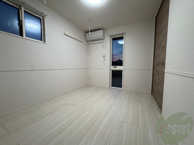 その他部屋・スペース　寝室には窓があるので、朝の目覚めが良さそうです。