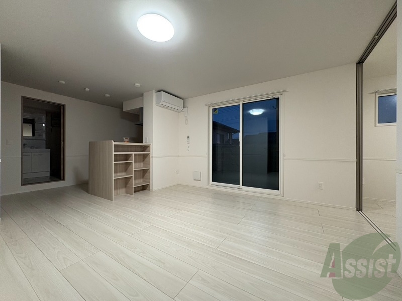 居室・リビング　大きな窓が付いていて日差しもたっぷり入ります。