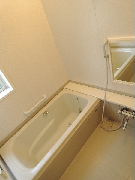 バス・シャワールーム　嬉しい追い焚き・浴室乾燥機付きです♪