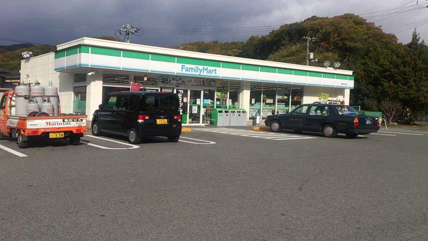 コンビニ　ファミリーマート三原中之町店（コンビニ）まで1596m