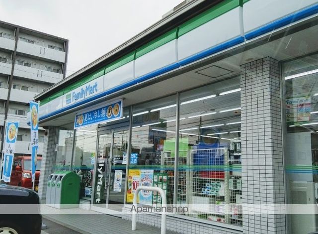 コンビニ　ファミリーマート（コンビニ）まで505m