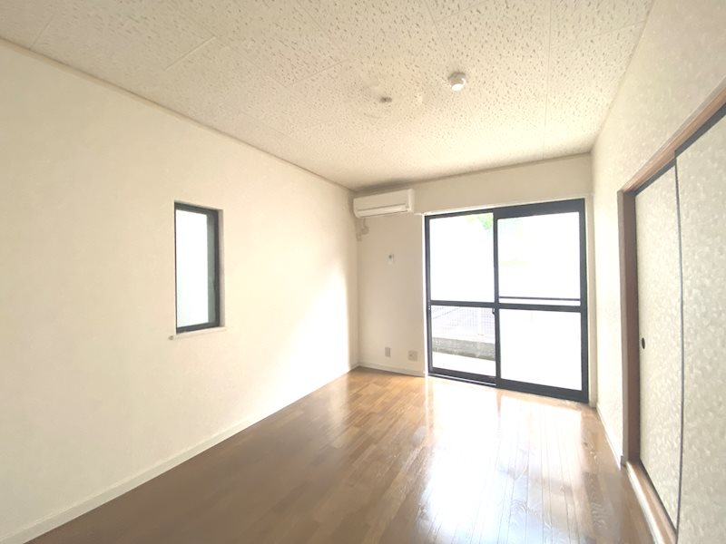 居室・リビング　2面採光の明るい室内です