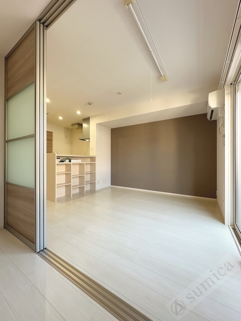 居室・リビング　アクセントクロスがオシャレを演出♪