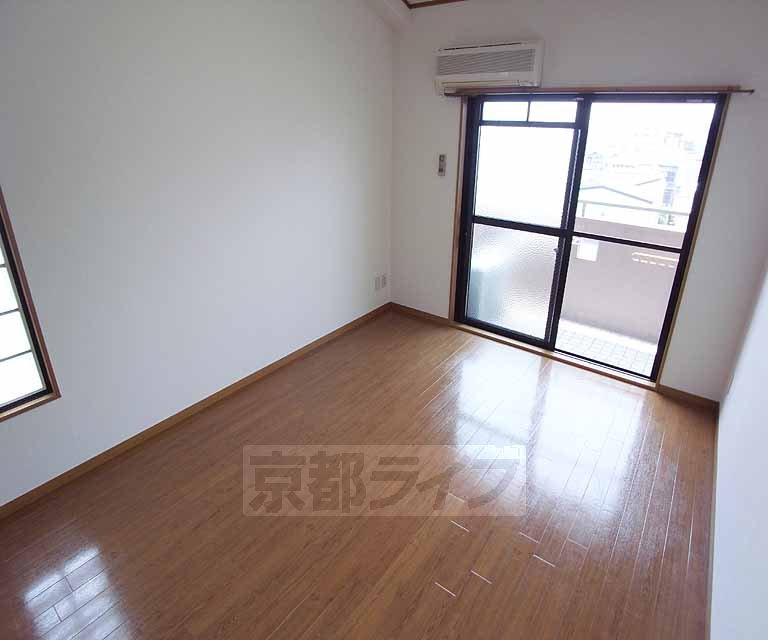 居室・リビング　広々としており落ち着いた室内です！