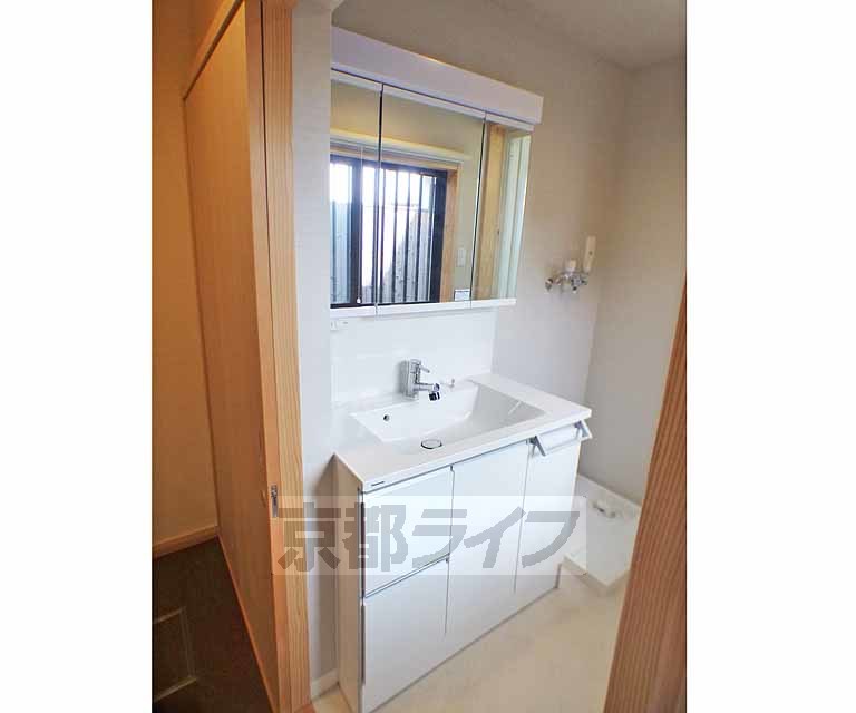 洗面設備　３面鏡の洗面台。