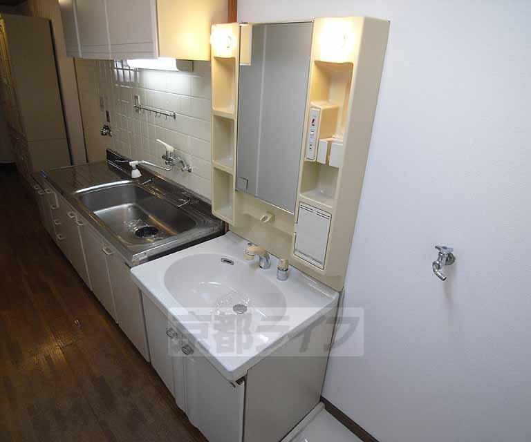 洗面設備　独立洗面台もありますよ。