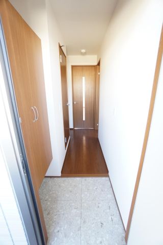 玄関　※同物件・同タイプの写真です。