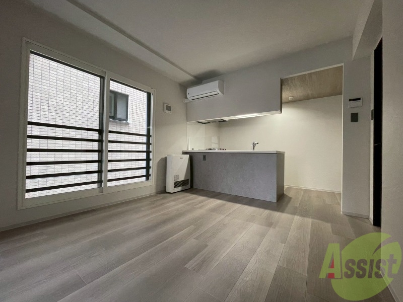 居室・リビング　木目のフローリングは落ち着きのある印象のお部屋になりますね。