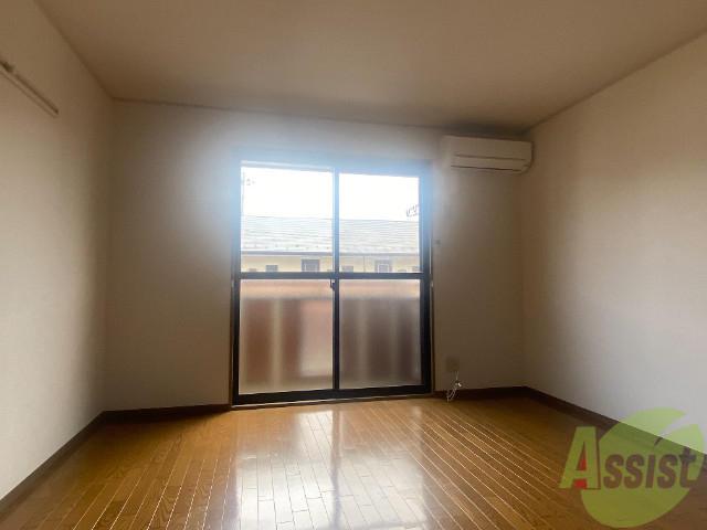 居室・リビング　８帖のリビングは大きな窓のおかげでよく陽が差します。