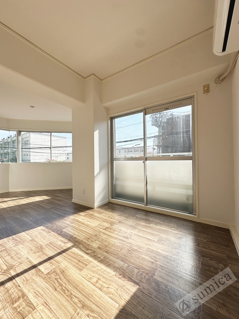 居室・リビング　窓も多く、明るい室内です♪♪