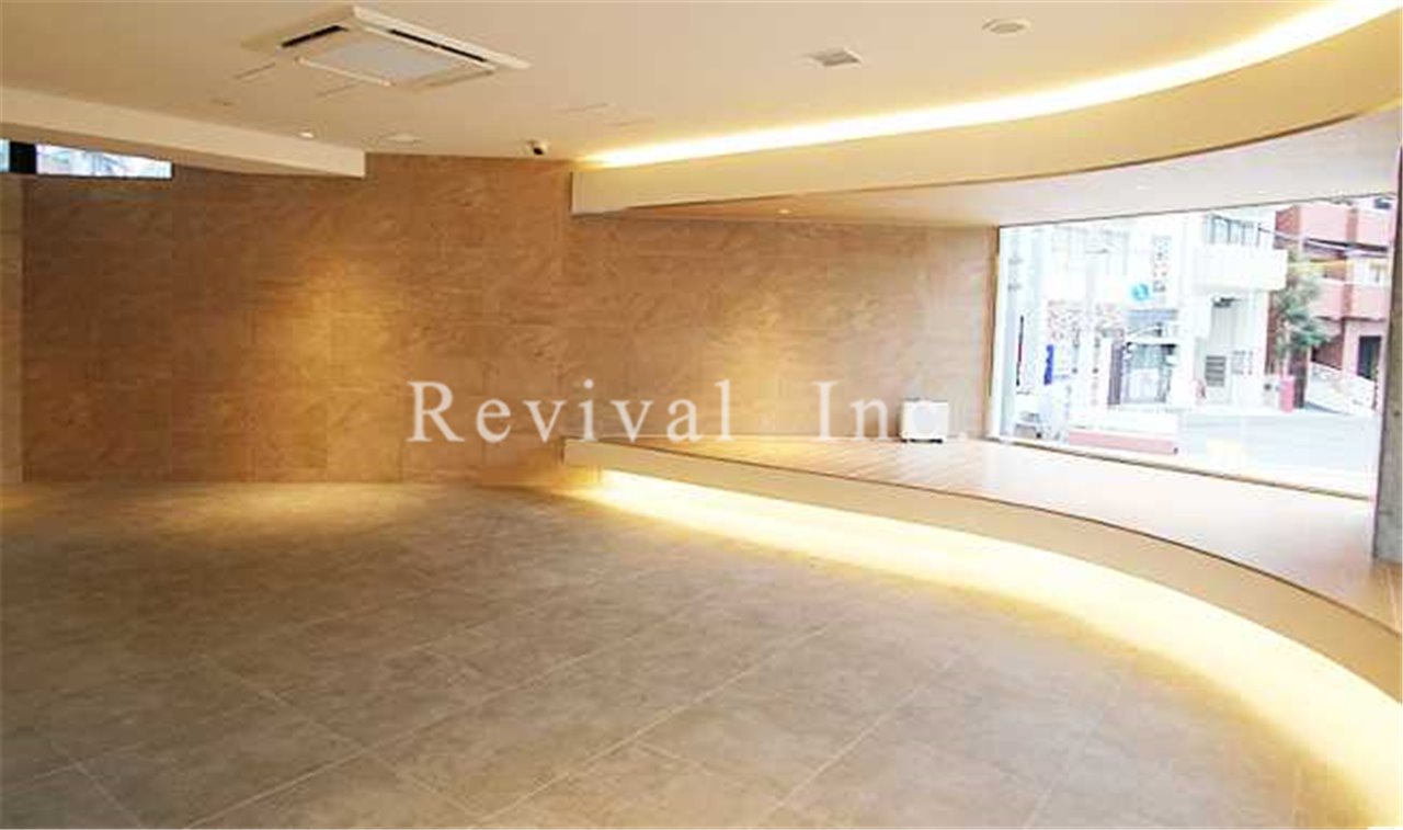 ロビー　お待ち合わせに使えるスペースでございます