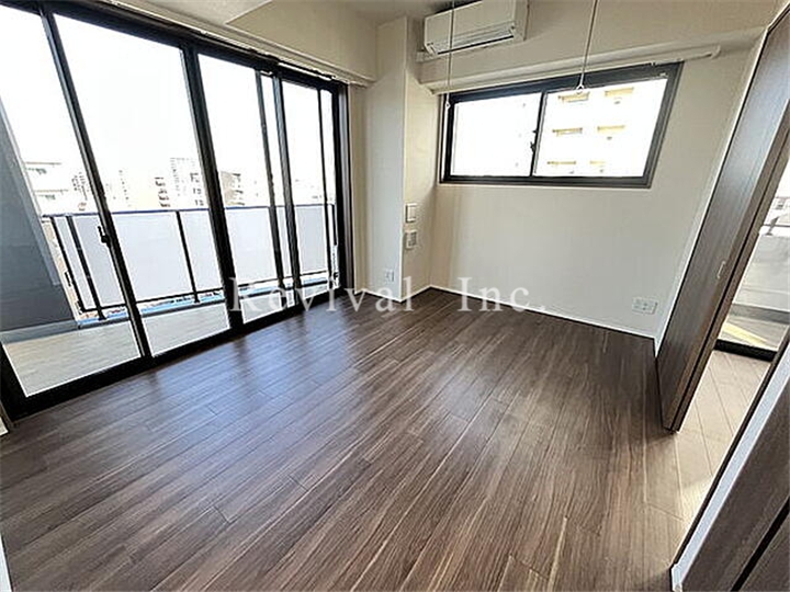 居室・リビング　窓が多く、解放感のあるリビング空間