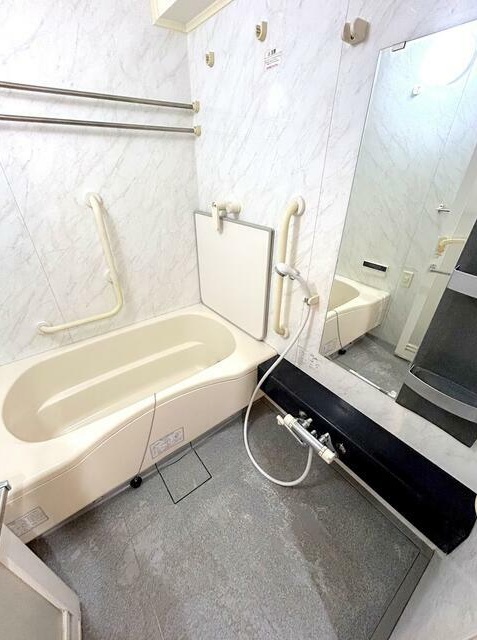 バス・シャワールーム　嬉しい追い焚き・浴室乾燥機付きです♪