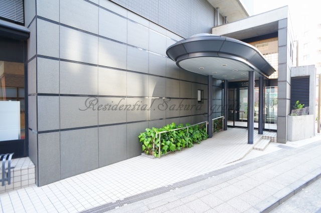 エントランス　重厚感のある建物デザイン♪