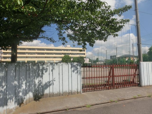 中学校　草加市立瀬崎中学校（中学校）まで289m