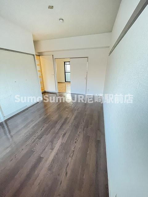 その他部屋・スペース　開放的な寝室です