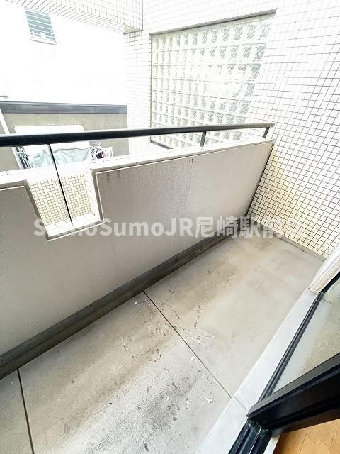 バルコニー　外からの目が気にならないバルコニーで洗濯物が干せます