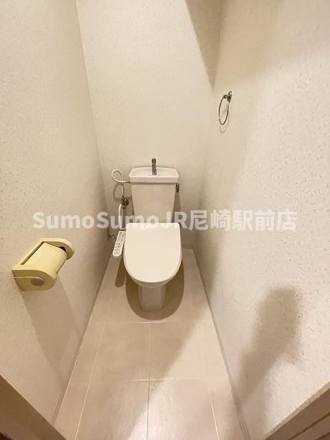 トイレ　落ち着いた色調のトイレです