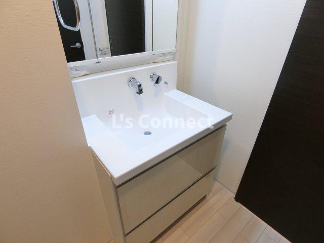 洗面設備　朝の支度もスムーズな独立洗面台。