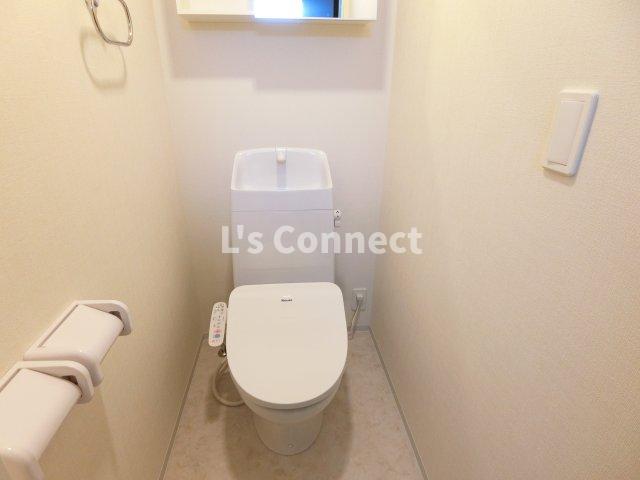 トイレ　温水洗浄便座付きのトイレ。