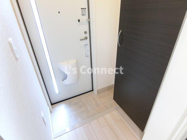 玄関　背の高い下駄箱で靴も収納できます。