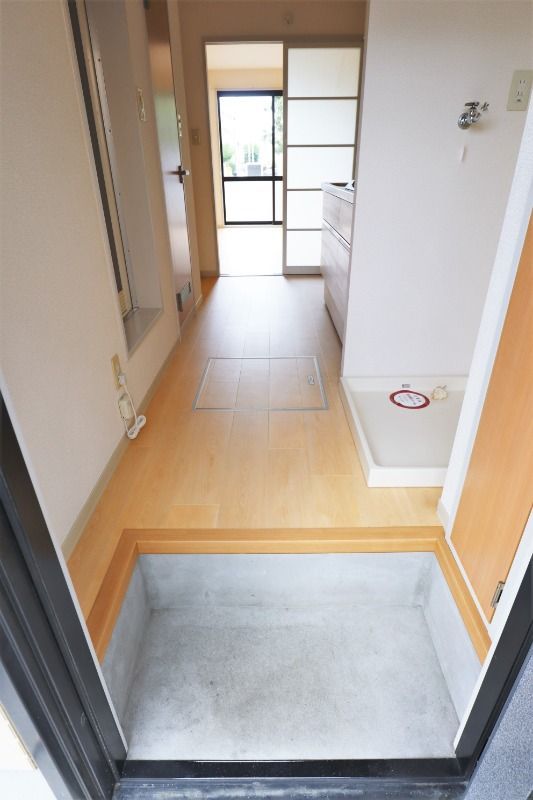 玄関　※別号室の写真となります。