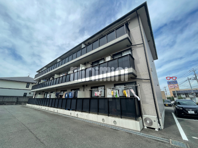 建物外観　３階建てのしっかりした外観のアパート。