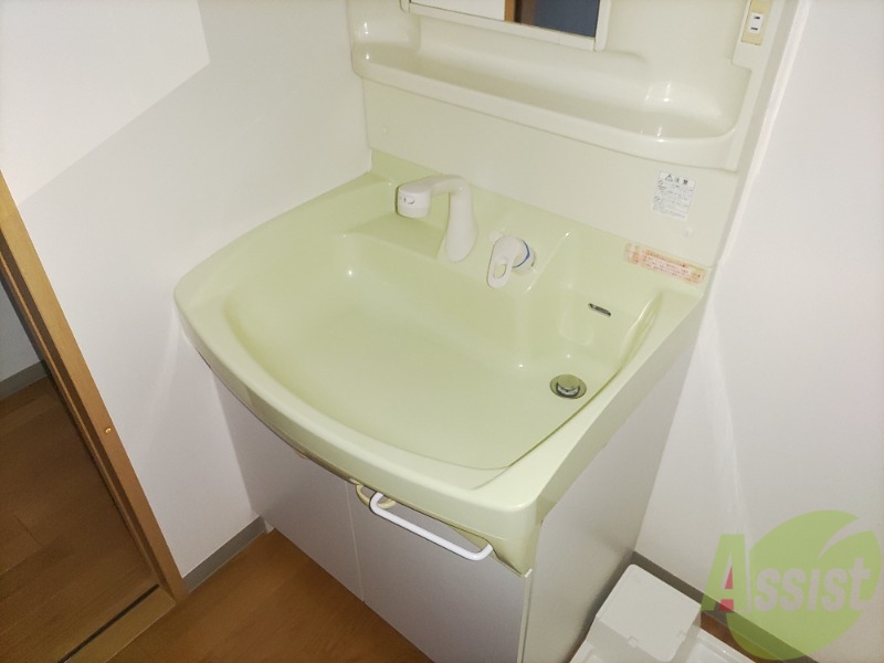 洗面設備　洗面台はシャワーノズルも付いて便利に活用できます