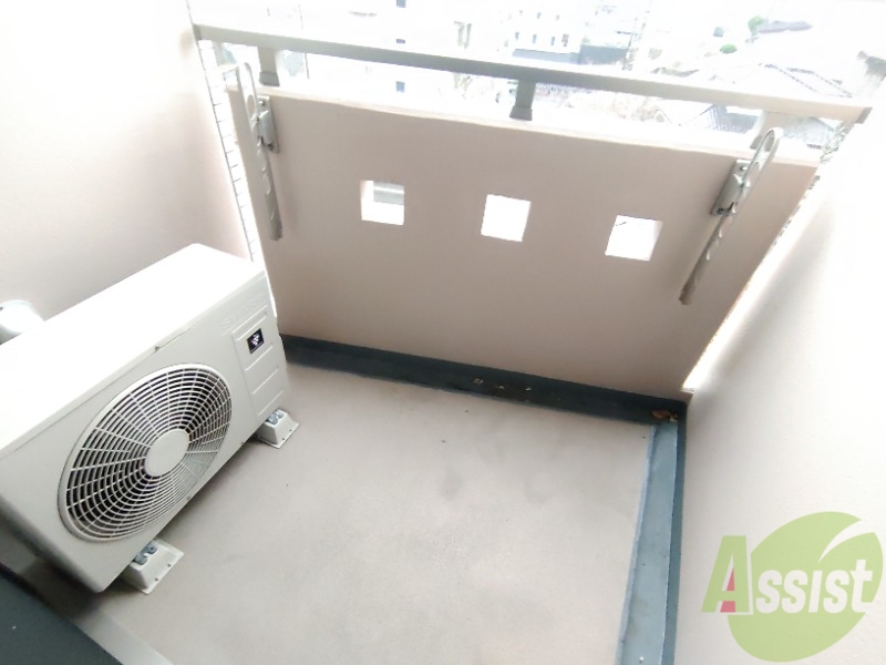 バルコニー　ベランダはよく日が当たり気持ちの良い空間です。