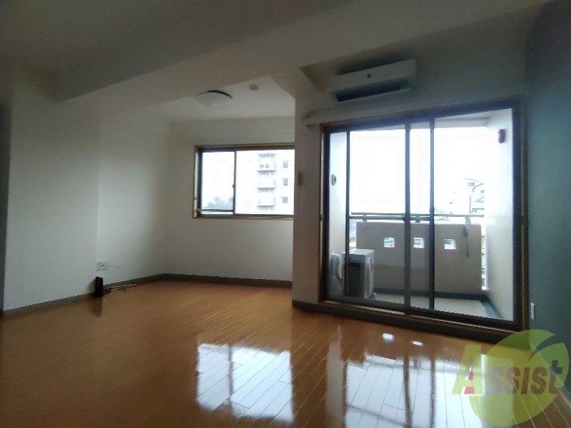 居室・リビング　広くきれいなリビングは明るい光も良く差します。