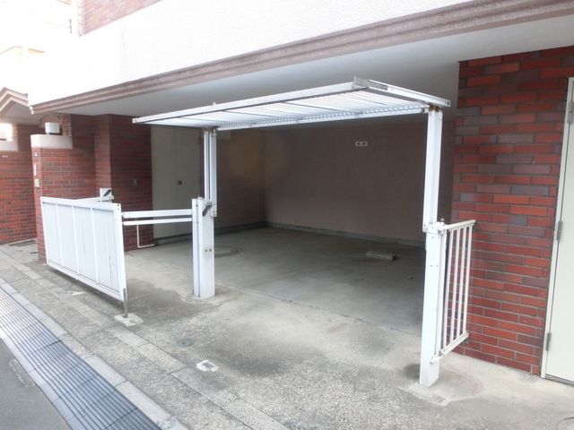 エントランス　敷地内駐車場★