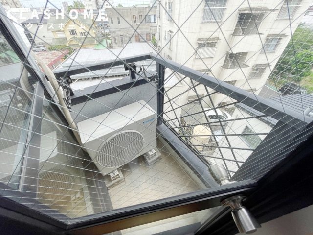 バルコニー　同物件の別部屋になります。