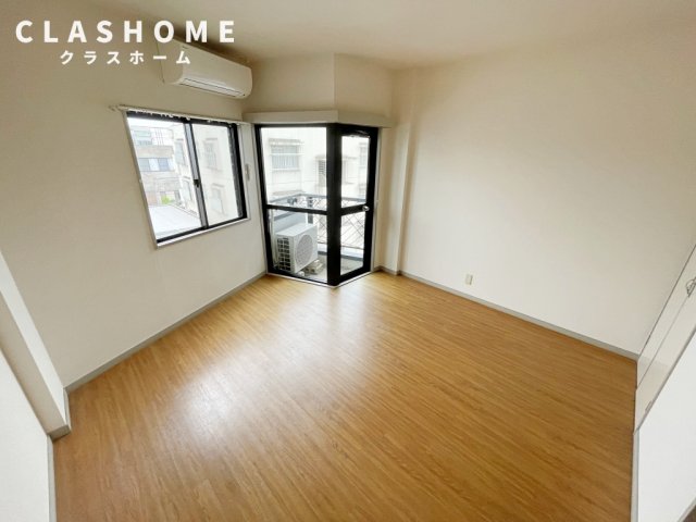 居室・リビング　同物件の別部屋になります。