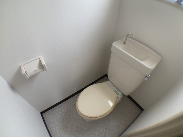 トイレ　窓付きで換気に便利です♪