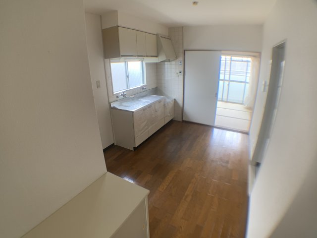 居室・リビング　床色が落ち着いた色合いで綺麗です♪