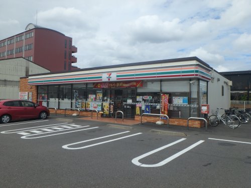 コンビニ　セブンイレブン岐阜東うずら店（コンビニ）まで266m