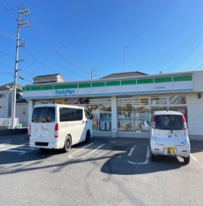 コンビニ　ファミリーマート（コンビニ）まで1100m