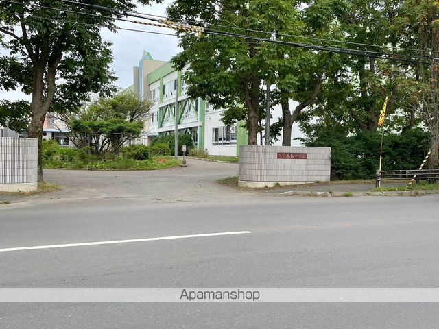 中学校　釧路市立春採中学校（中学校）まで518m